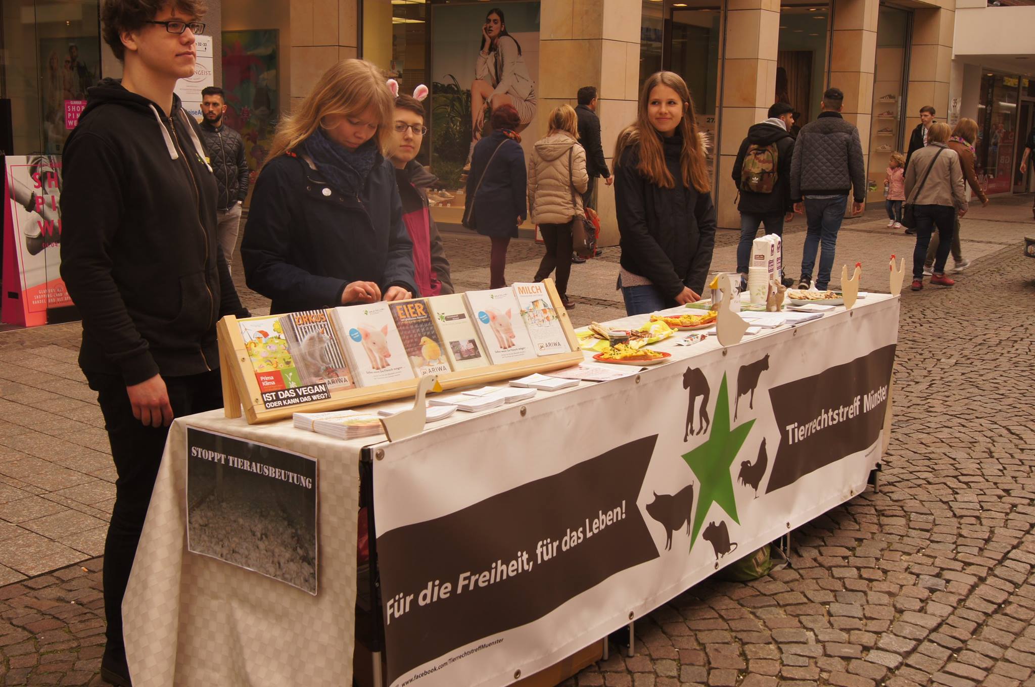 Osterinfostand mit Aktivist*innen.